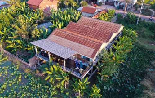 Russei Luk House | Pomelo Outpost Cambodia ដំណាក់ភ្នំក្រោម