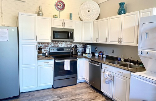 Downtown Wilmington Condo | Pontiac Oasis in the ❤️ of Downtown Wilmington