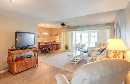 Welaka Apartment | Pool Access and Lanai Riverfront Welaka Condo!