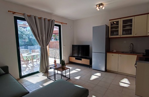 Asprouliani House | Pool and Sea View Maisonette