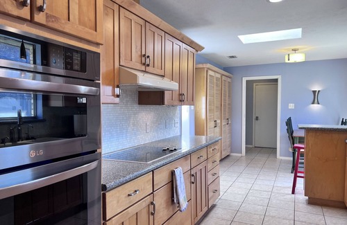 Plano House | Pool, Heated spa, Pickleball court, BBQ, Sleep 16