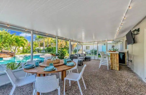 West Bradenton House | Pool, hot tub, putting green, pickleball, tiki bar, fire pit