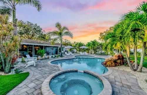 West Bradenton House | Pool, hot tub, putting green, pickleball, tiki bar, fire pit