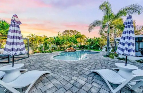 West Bradenton House | Pool, hot tub, putting green, pickleball, tiki bar, fire pit
