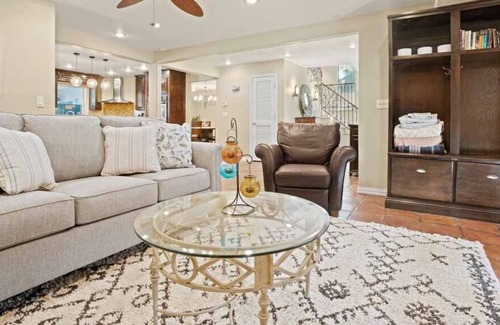 El Paso Villa | POOL/JACUZZI! Pet & Child-friendly!