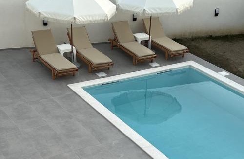 Sakës Villa | Poolside Bliss - Escape & Relax