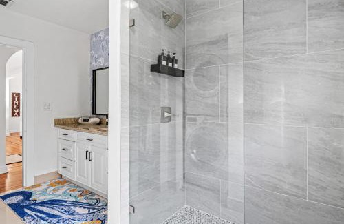 Pinewood Park House | Poolside Getaway, Walk To Dt Coastal Beach