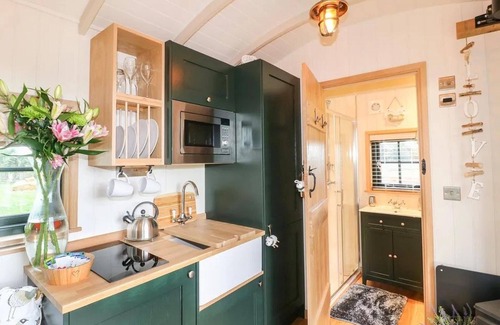 Redmile Cabin | Poppie's Shepherd's Hut - Wellness & Hot Tub