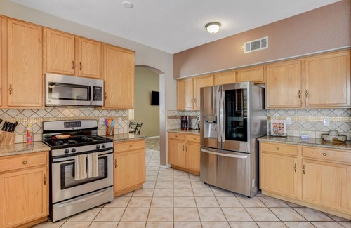 North Las Vegas House | Popular Pool Table-Pinball-BarBQ-6 beds,1 bed 1 bath down