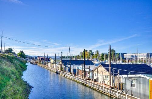 Bridgeton House | Portland Floating Home Getaway with Sauna!
