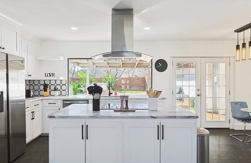 Grand Prairie House | Posh 5-BD w Pool, Hot Tub, Cinema, Patio, Foosball