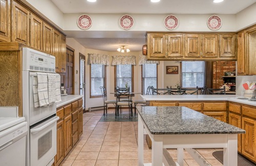 South Fork House | Posh mansion with antique decor, WiFi, & gas fireplace - near river and skiing