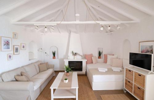 Akrogialion House | Pouletis Family Apartments - Akroyali Seaview Getaways