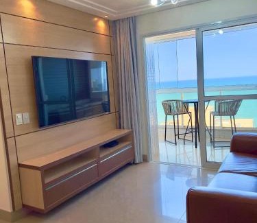 Praia do Morro Apartment | PRAIA DO MORRO DESLUMBRANTE VISTA MAR, apto novo e moderno, a uma quadra da praia, redes de proteção, quartos com ar condicionado, roupas de cama e banho, TV 65, internet, Sky, prédio com piscina, portaria 24 horas e 2 vagas