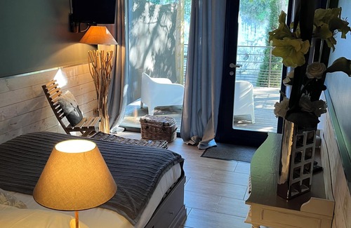 Vallon-Pont-d'Arc Hotel | Prehistoric Lodge