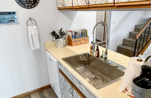 Port Clinton Condo | Premium Penthouse Condo, easy walk to jet express, Docks beach house & downtown