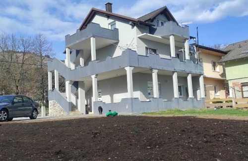 Canton 10 House | Prenoćište Ljiljana 2