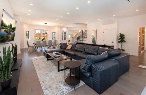La Brea House | Prestigious 5BR Mansion w/Pool, Theatre & Jacuzzi