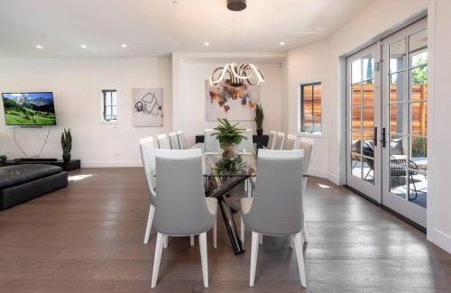 La Brea House | Prestigious 5BR Mansion w/Pool, Theatre & Jacuzzi