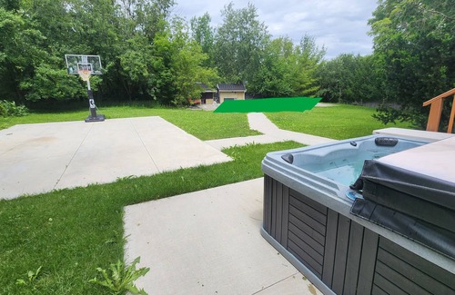 Whitchurch-Stouffville House | Preston Lake GTA Cottage Retreat/Hot Tub/Swim/Hike