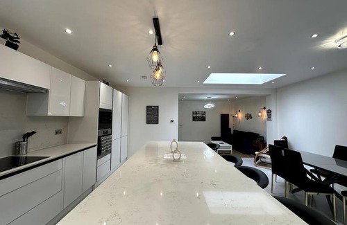 Tokyngton House | Prime 5BR Garden Wembley