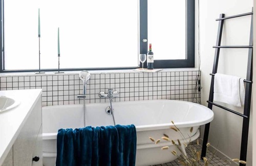 Stalingrad Apartment | Prime Central Brussels: Spacious Apt for 6 with Terrace