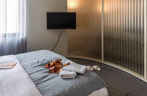 Stalingrad Apartment | Prime Central Brussels: Spacious Apt for 6 with Terrace