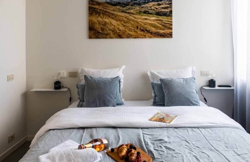 Stalingrad Apartment | Prime Central Brussels: Spacious Apt for 6 with Terrace