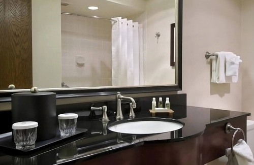 Elko Hotel | Prime Location! Outdoor Pool, Parking, Pets Allowed, Near Ruby View Golf Course!