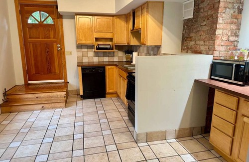 Victorian Village Apartment | Prime Location - Short North - Free Parking