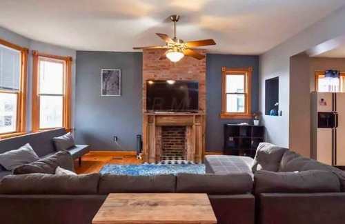 Victorian Village Apartment | Prime Location - Short North - Free Parking