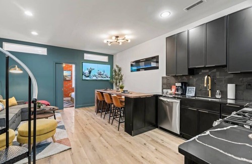 Old City Condo | Prime Old City Condo: Free Parking + Skyline Views