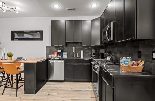 Old City Condo | Prime Old City Condo: Free Parking + Skyline Views