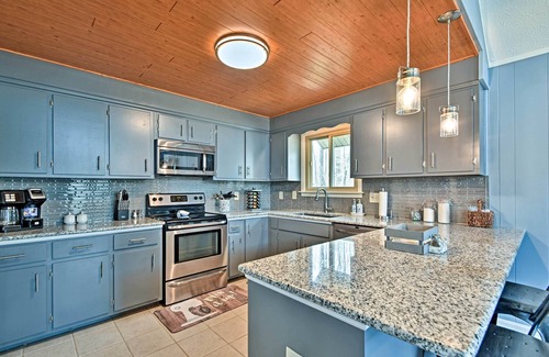Dover House | Pristine Lake Barkley Escape w/Deck, Porch & Bar!