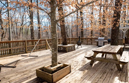 Hamilton House | Private 4BR Retreat Creek View Pool* & Pets