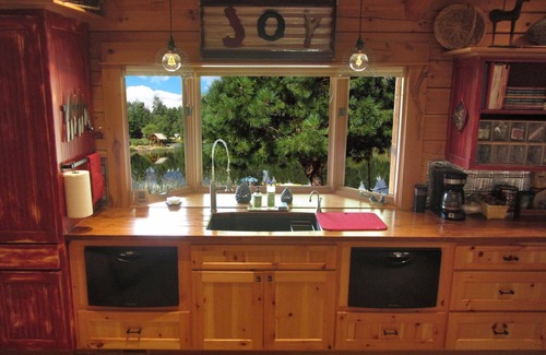Deschutes River Woods House | Private 5 ac pond 6 bedrooms & 4 bath, perfect for reunions or team building