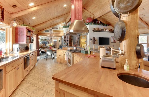 Deschutes River Woods House | Private 5 ac pond 6 bedrooms & 4 bath, perfect for reunions or team building