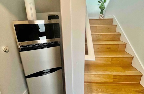 Dawson Apartment | Private Above Garage Suite Close to DT & Airportn