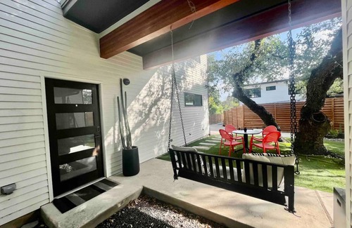 Dawson Apartment | Private Above Garage Suite Close to DT & Airportn