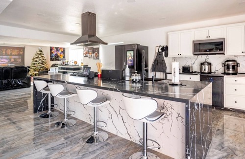 Paradise House | PRIVATE,BIG HEATED POOL, ENTERTAINMENT SMART HOME.