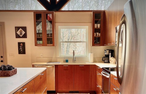 Vein Mountain Cabin | Private Cabin in the Woods - Relax by the Creek!