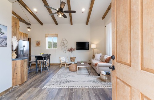 Escondido Cottage | Private Casita close to beaches & hiking