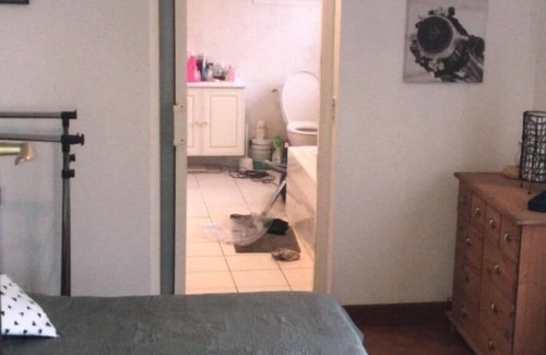 Sagy Bed & Breakfast | PRIVATE CHAMBER with independent entrance near Cergy