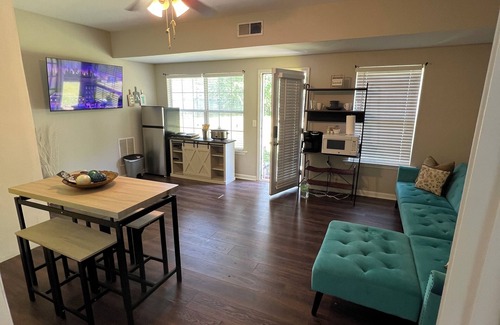 Marietta House | Private, Charming & Cozy, Guest Suite in Peaceful Marietta Neighborhood