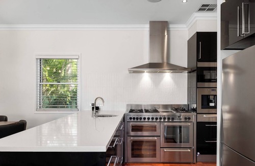 Balmoral House | Private Cinemas, Bar & BBQ; Stylish Getaway 4 Bedroom 2.5 Baths