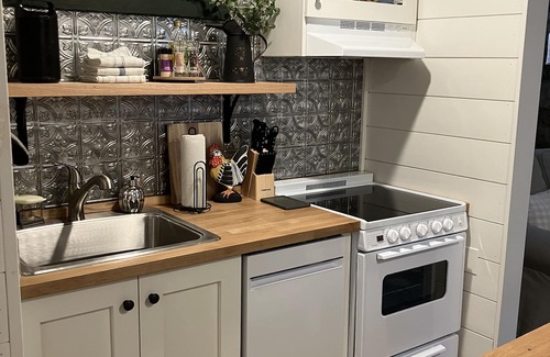 Forest Grove Cottage | Private Cottage for two! Only 5 minutes drive from Peddlers Village!