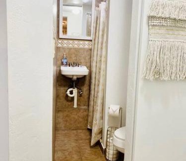 Hollywood House | PRIVATE Cozy Guest Suite Near Hard Rock Guitar