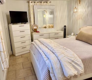 Hollywood House | PRIVATE Cozy Guest Suite Near Hard Rock Guitar