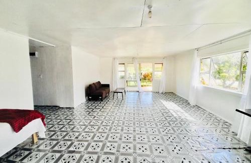 Fua'amotu House | Private Double Room - Airport Cottage