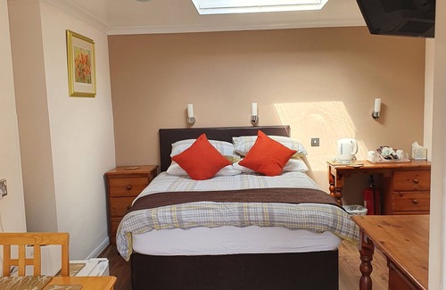 Frampton on Severn House | Private ensuite double room in guest house